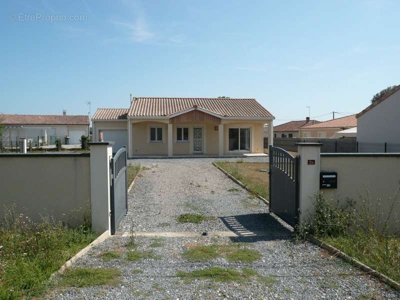 Maison à ROULLET-SAINT-ESTEPHE