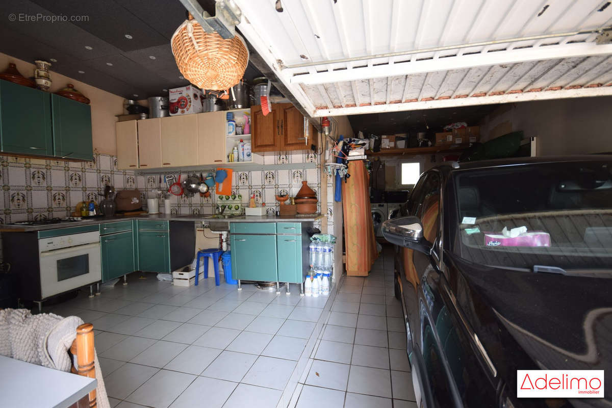 garage avec cuisine aménagée - Maison à GARONS