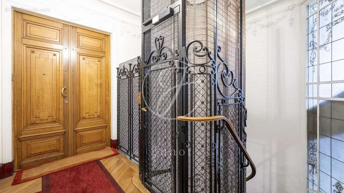 Appartement à PARIS-16E