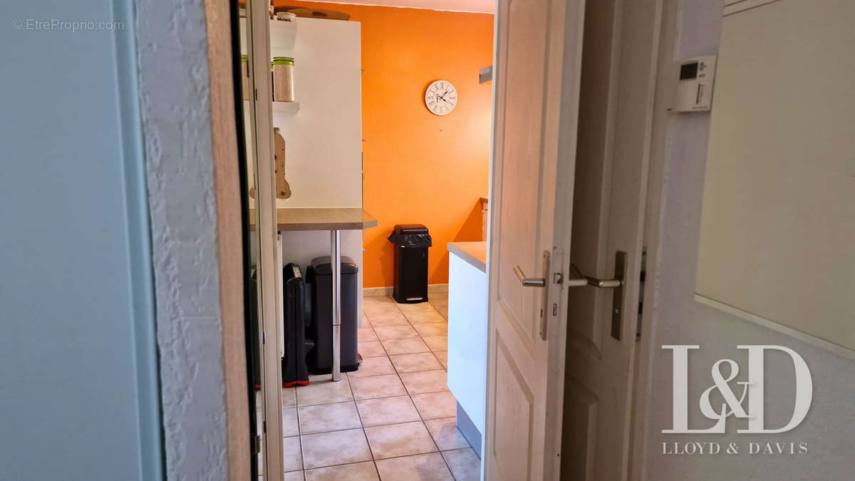 Entrée cuisine et wc - Appartement à VENELLES