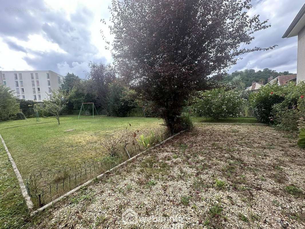 Vous bénéficiez d&#039;un terrain entièrement clos de 806 m² - Maison à LAON