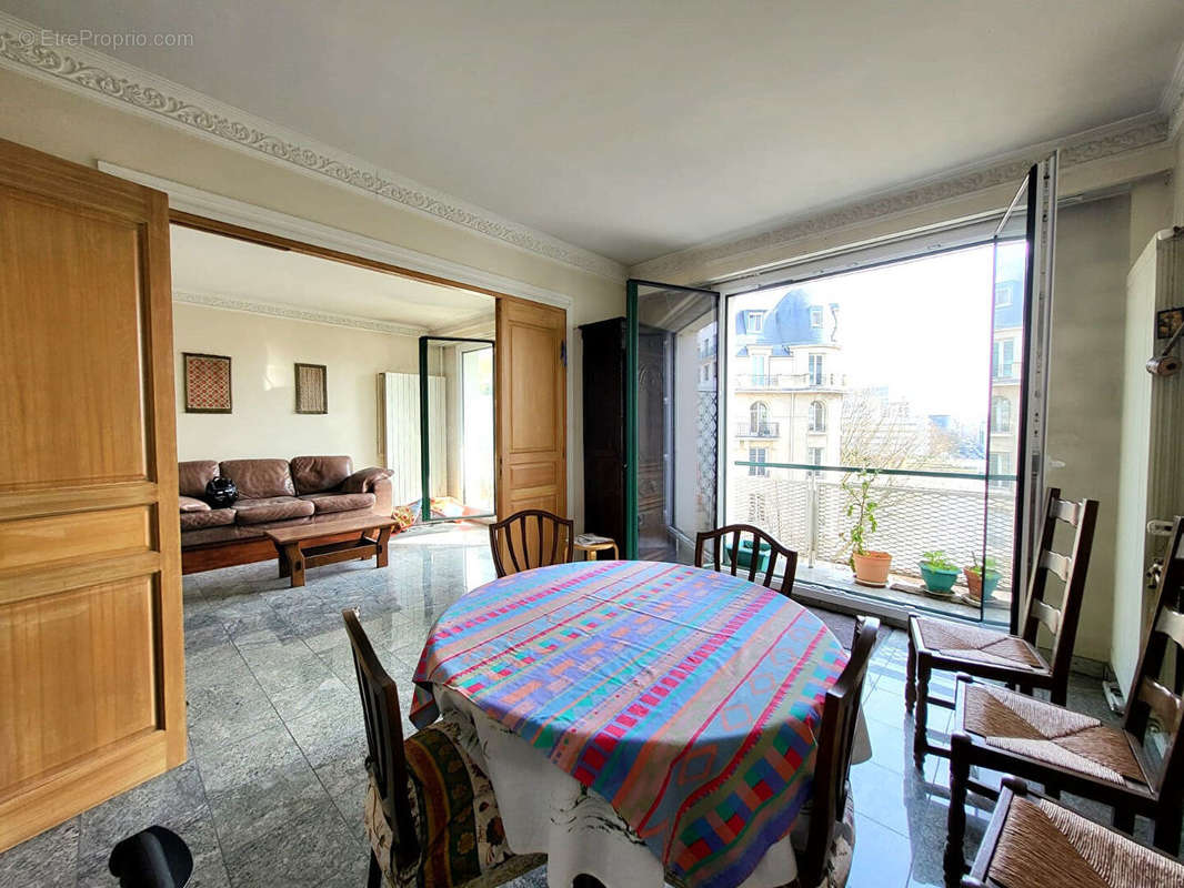 Appartement à PARIS-16E