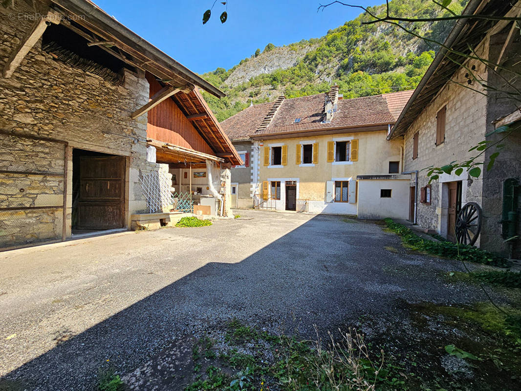 Maison à YENNE