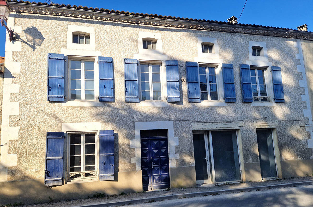 Maison à JAVERLHAC-ET-LA-CHAPELLE-SAINT-ROBERT