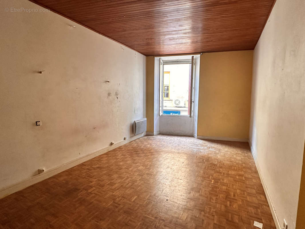 Appartement à BAGNOLS-SUR-CEZE