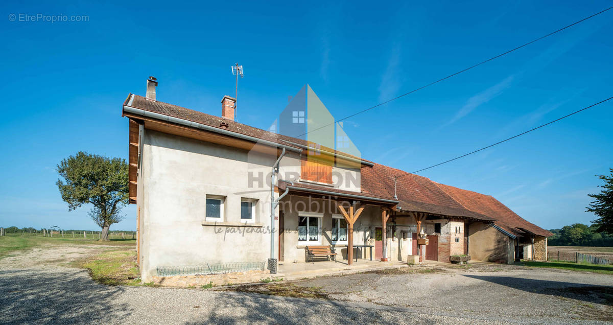 Maison à COMMENAILLES