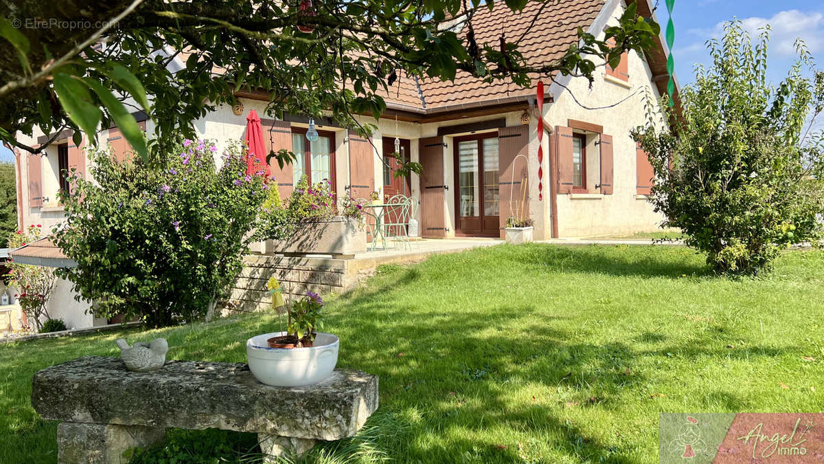 Maison à ROCHEFORT-SUR-NENON