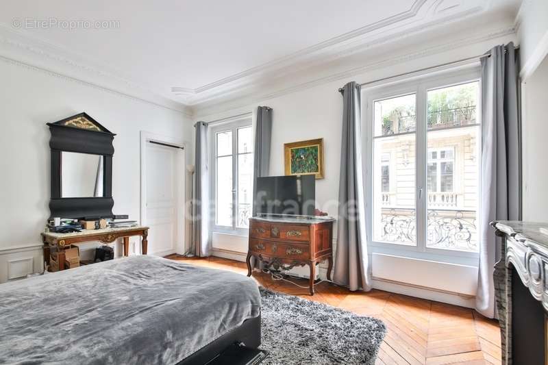 Appartement à PARIS-8E