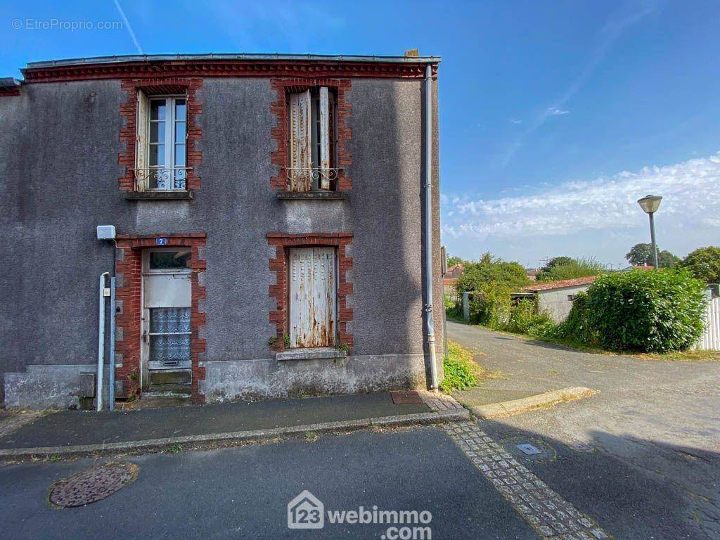 A Saint-Mesmin, maison de ville en pierre de 58 m² à rénover, - Maison à SAINT-MESMIN