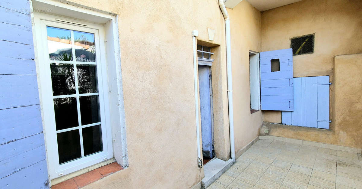 Appartement à CEYRESTE