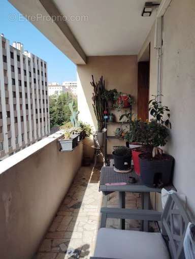 Appartement à MARSEILLE-4E