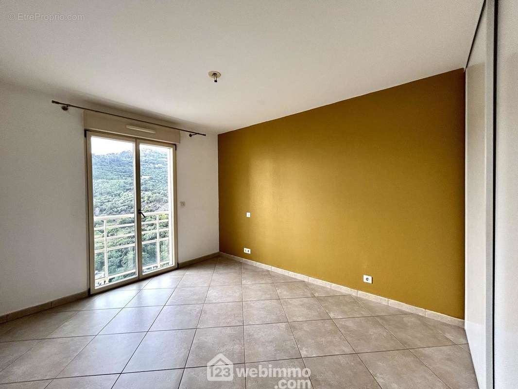 Chambre N°1 de 14 m2 - Appartement à VILLE-DI-PIETRABUGNO