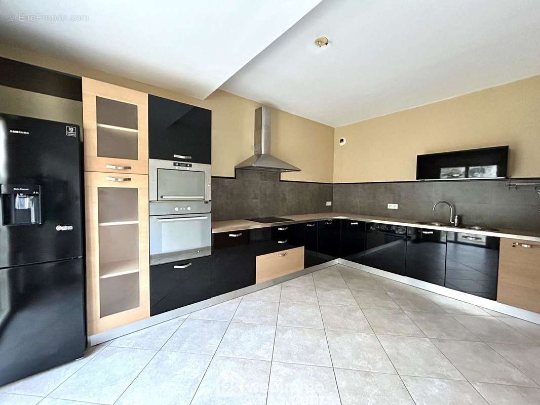 Cuisine équipée indépendante de 14 m2 - Appartement à VILLE-DI-PIETRABUGNO