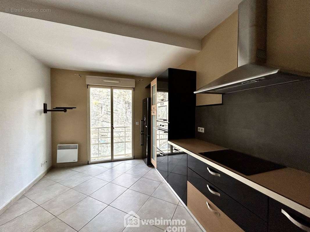 Cuisine équipée indépendante de 14 m2 - Appartement à VILLE-DI-PIETRABUGNO