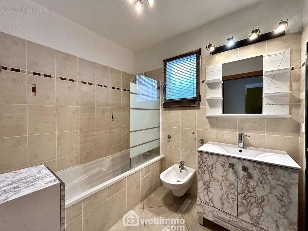 Salle de bains avec fenêtre (Wc indépendant) - Appartement à VILLE-DI-PIETRABUGNO