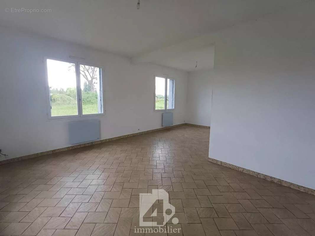 Appartement à MOREE