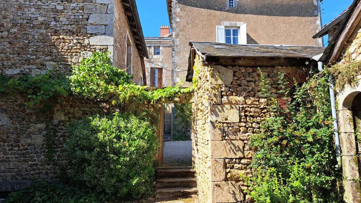 Maison à CHARROUX