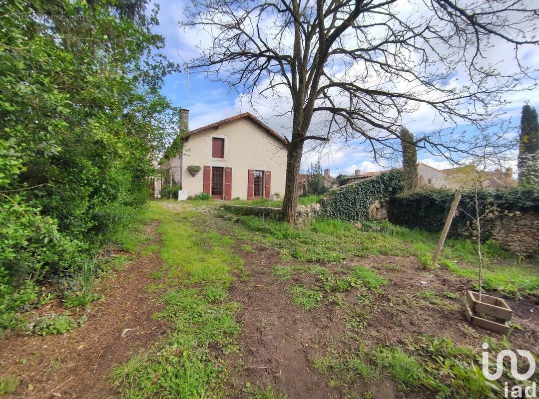 Photo 1 - Maison à LUSSAC-LES-CHATEAUX