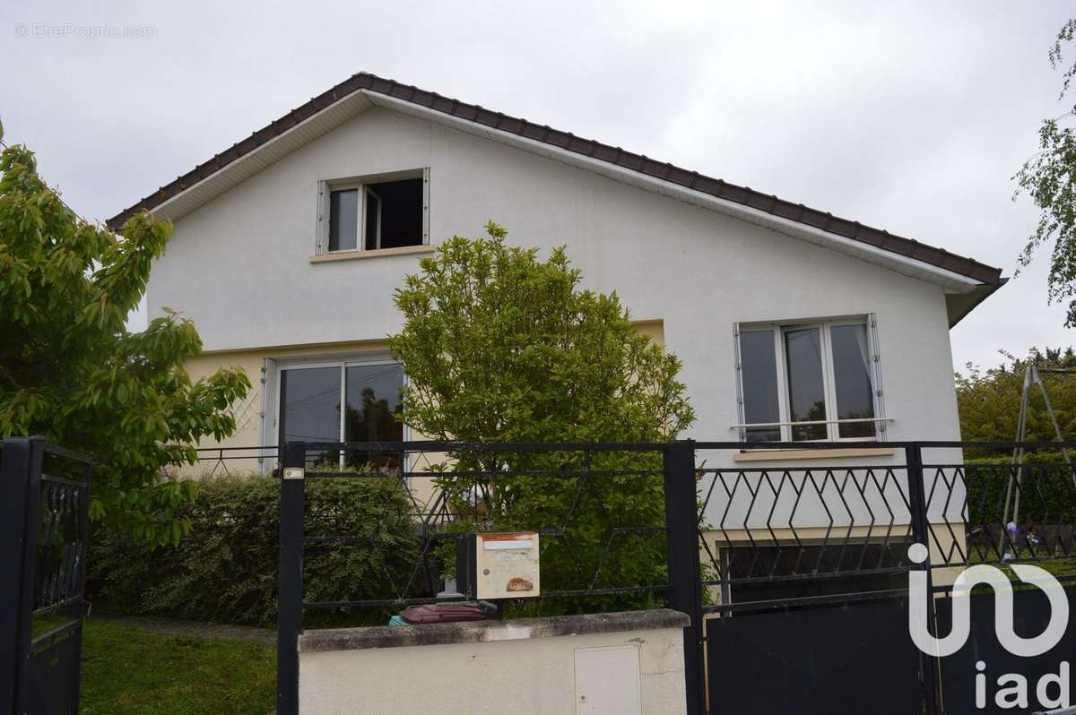 Photo 2 - Maison à LAROCHE-SAINT-CYDROINE