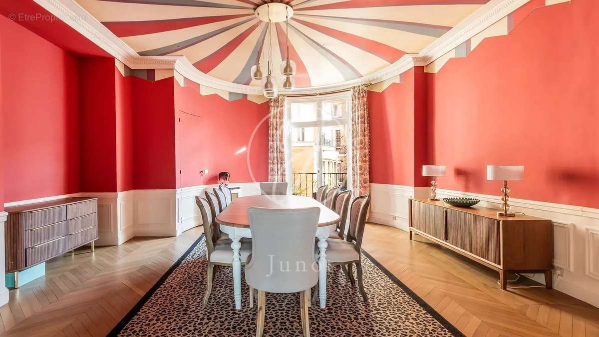 Appartement à PARIS-16E