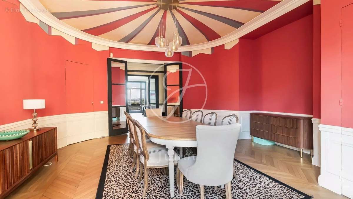 Appartement à PARIS-16E