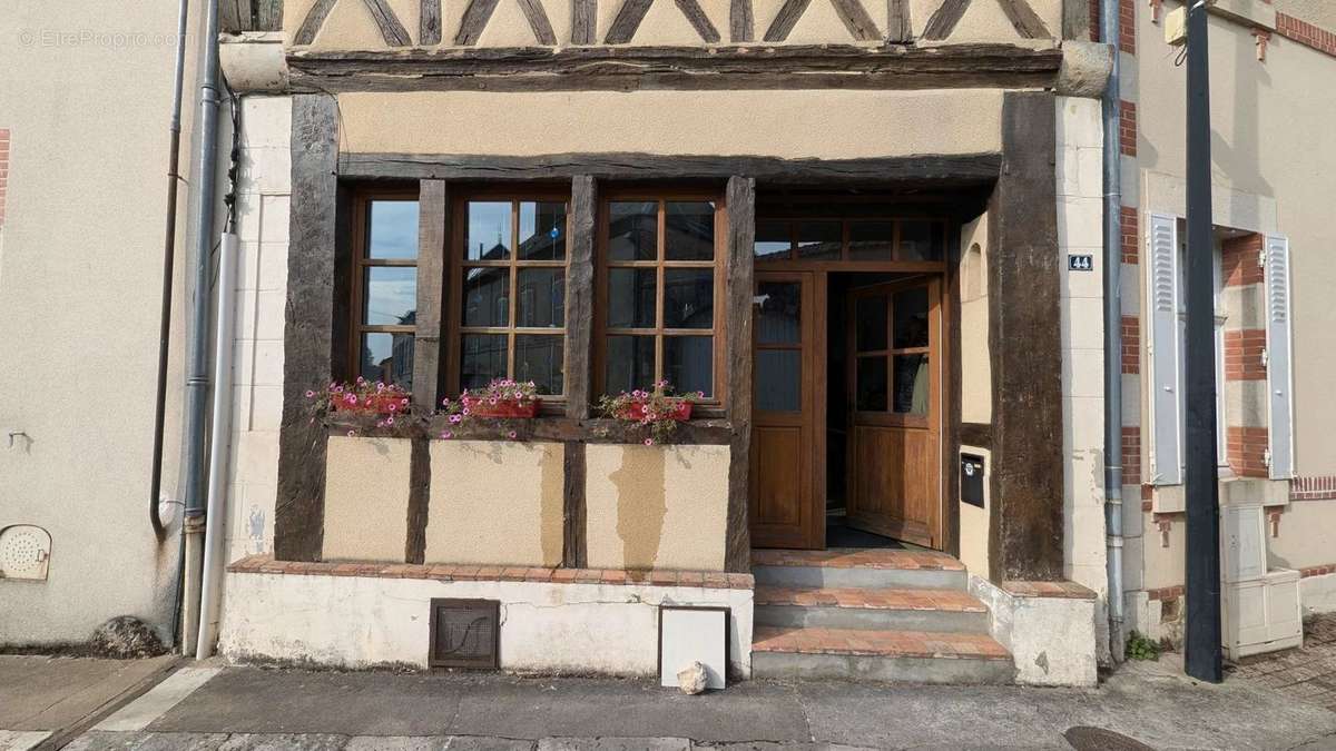 Maison à LA CHAPELLE-D&#039;ANGILLON