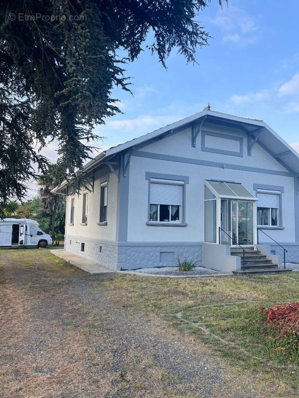 Maison à VILLECOMTAL-SUR-ARROS