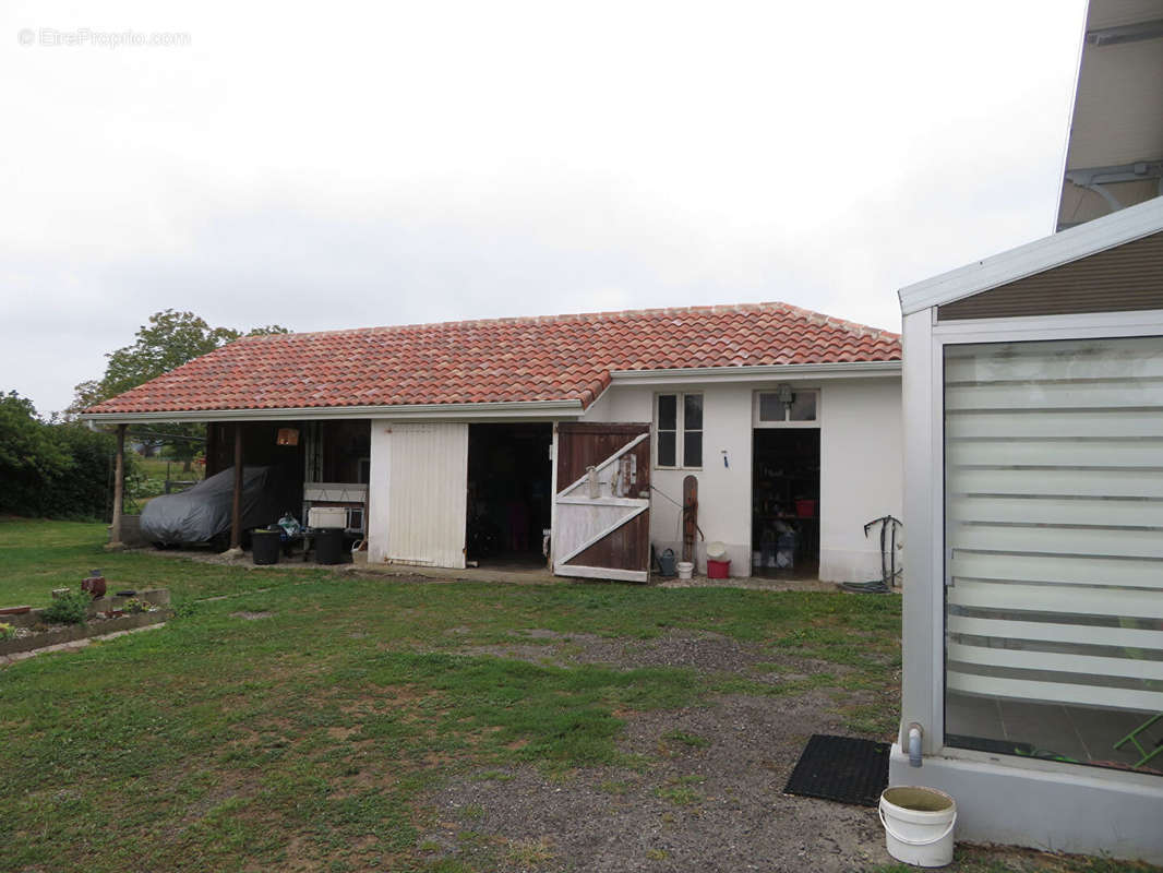 Maison à VILLECOMTAL-SUR-ARROS