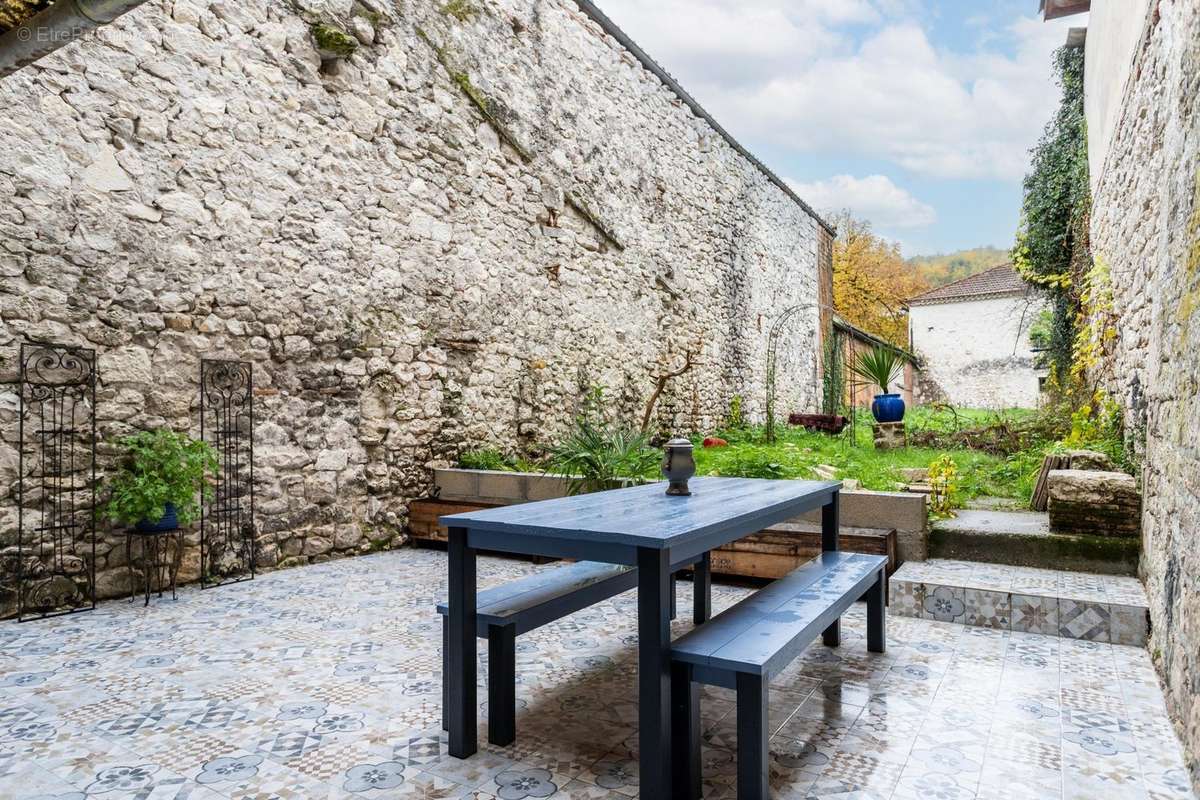 Maison à MONTAIGU-DE-QUERCY