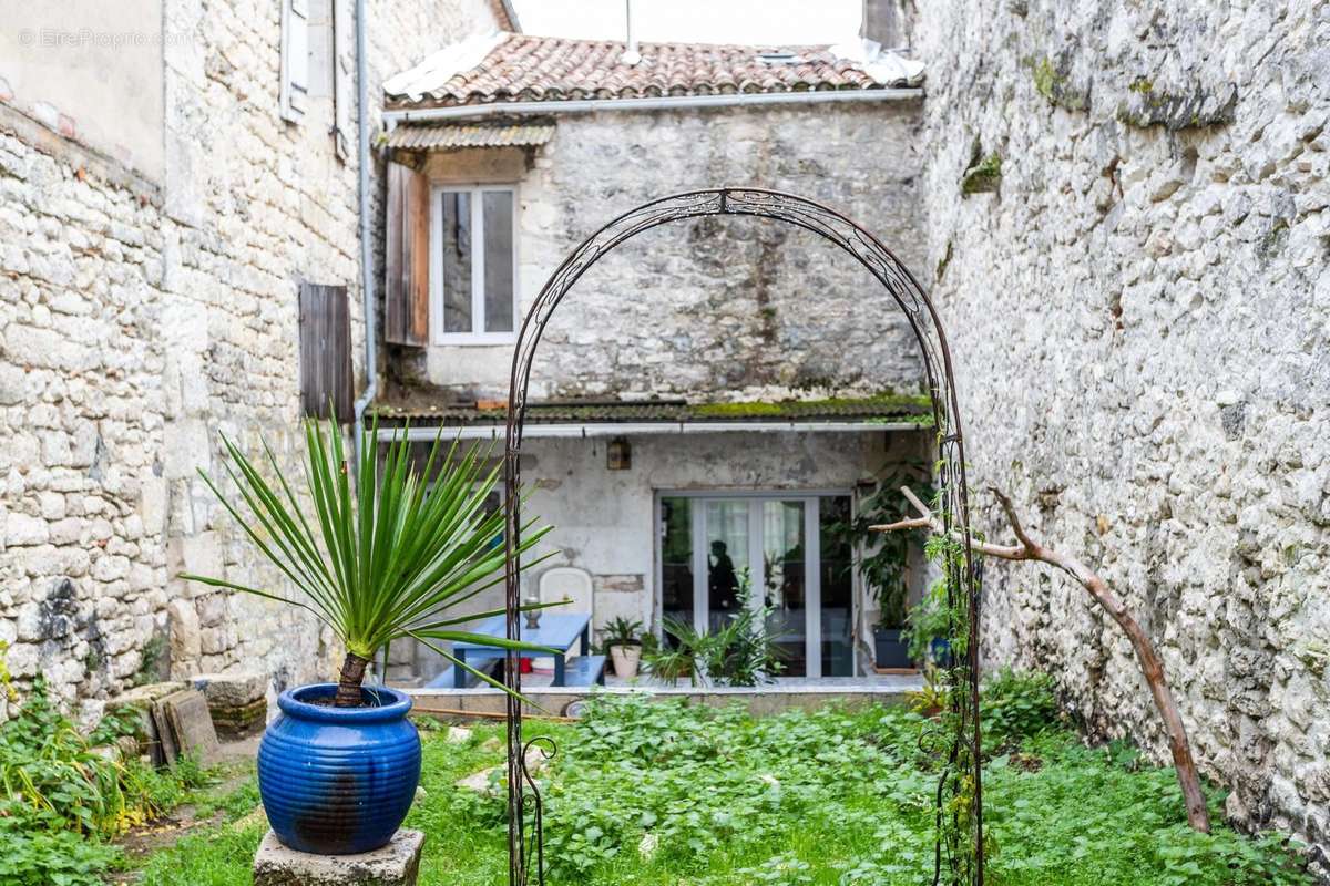 Maison à MONTAIGU-DE-QUERCY