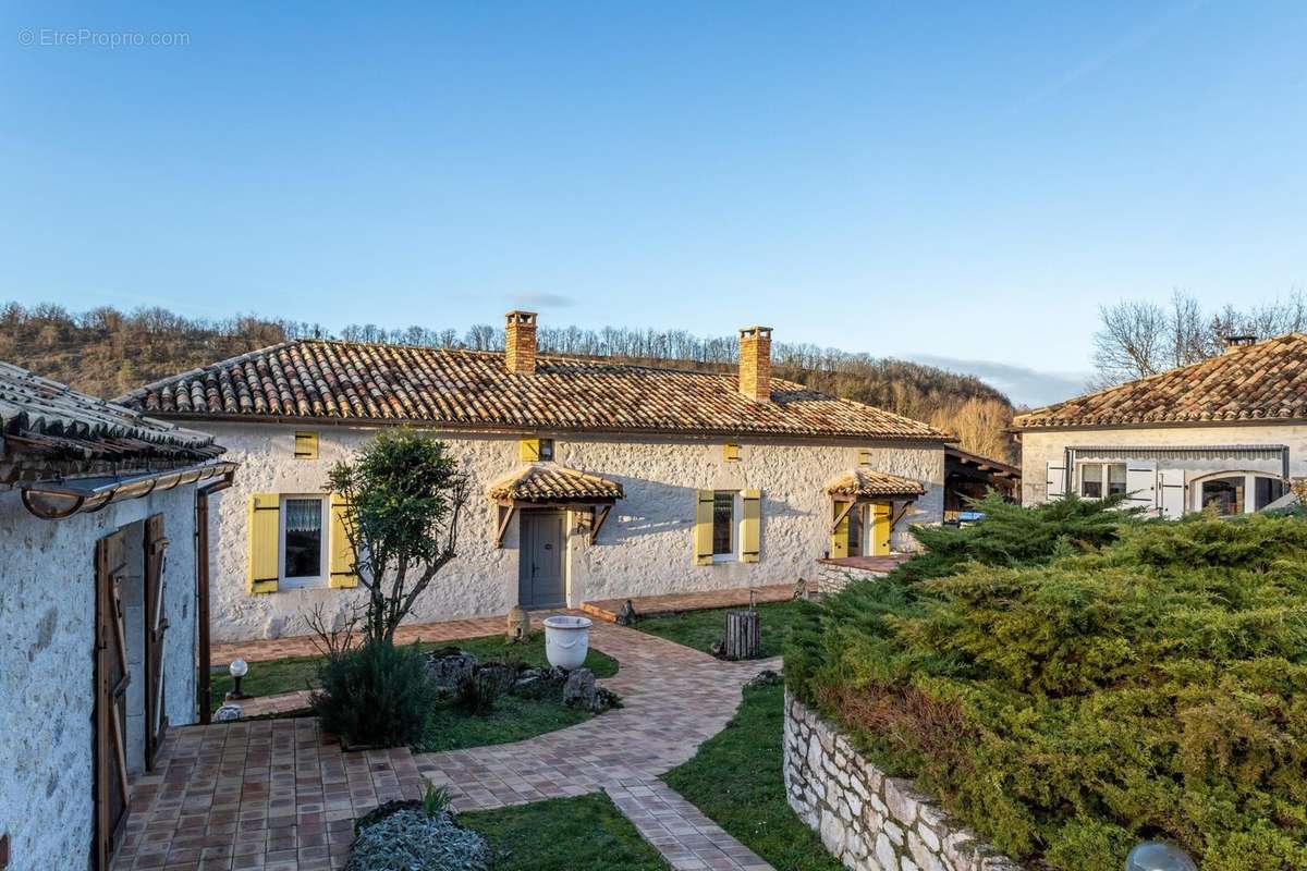 Maison à MONTAIGU-DE-QUERCY