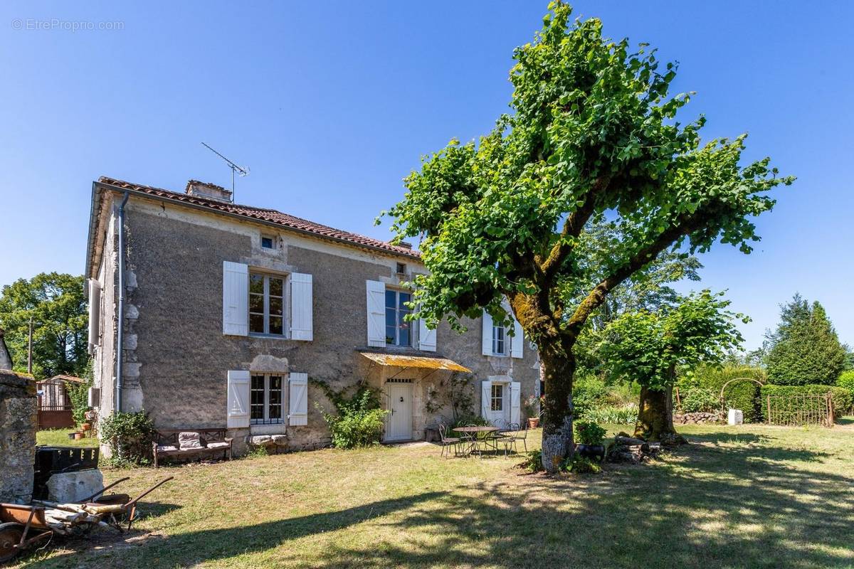 Maison à MONTAIGU-DE-QUERCY