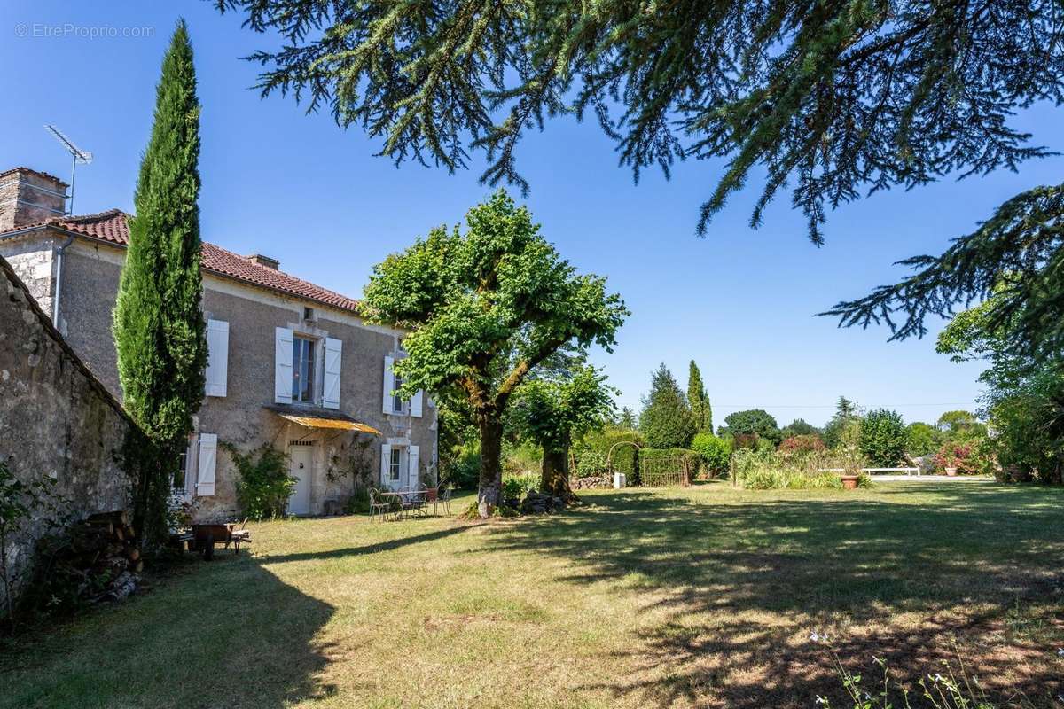 Maison à MONTAIGU-DE-QUERCY