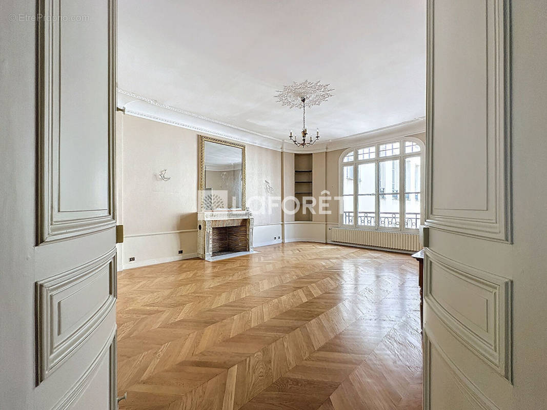 Appartement à PARIS-8E