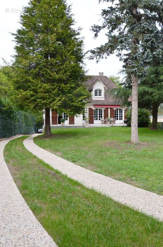 Maison à DAMPIERRE-EN-YVELINES