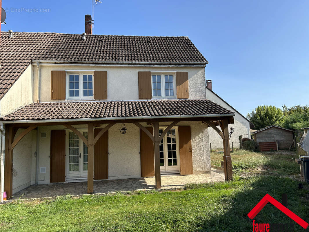 Maison à SAINT-PANTALEON-DE-LARCHE