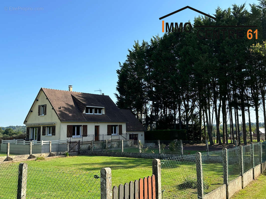 Maison à CARROUGES