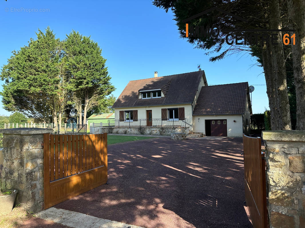 Maison à CARROUGES