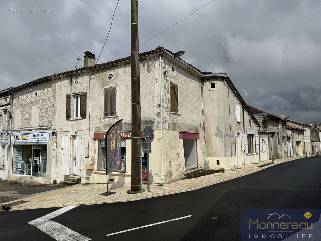 Maison à BARBEZIEUX-SAINT-HILAIRE