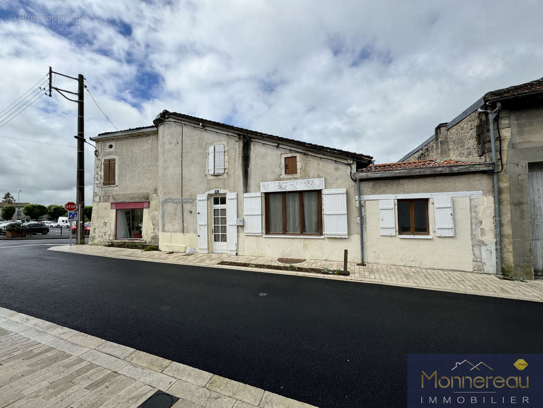 Maison à BARBEZIEUX-SAINT-HILAIRE