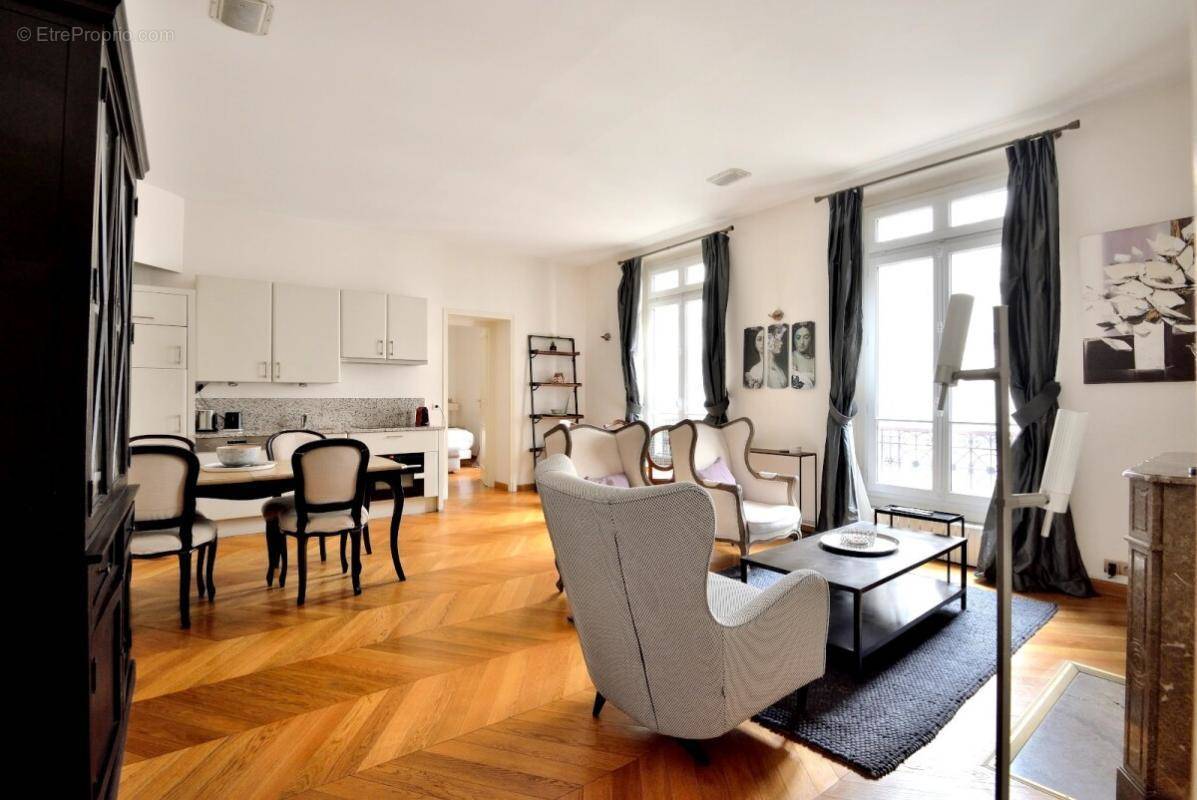 Appartement à PARIS-8E