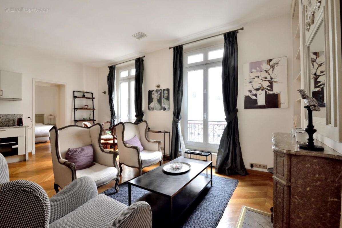 Appartement à PARIS-8E