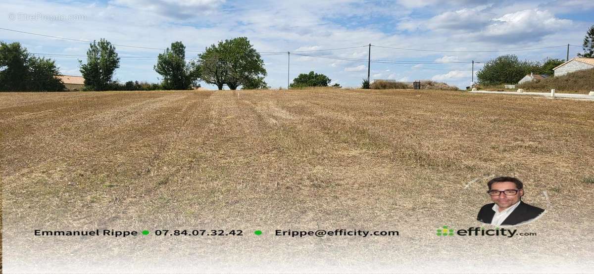 Terrain à SAINT-GENIS-D&#039;HIERSAC