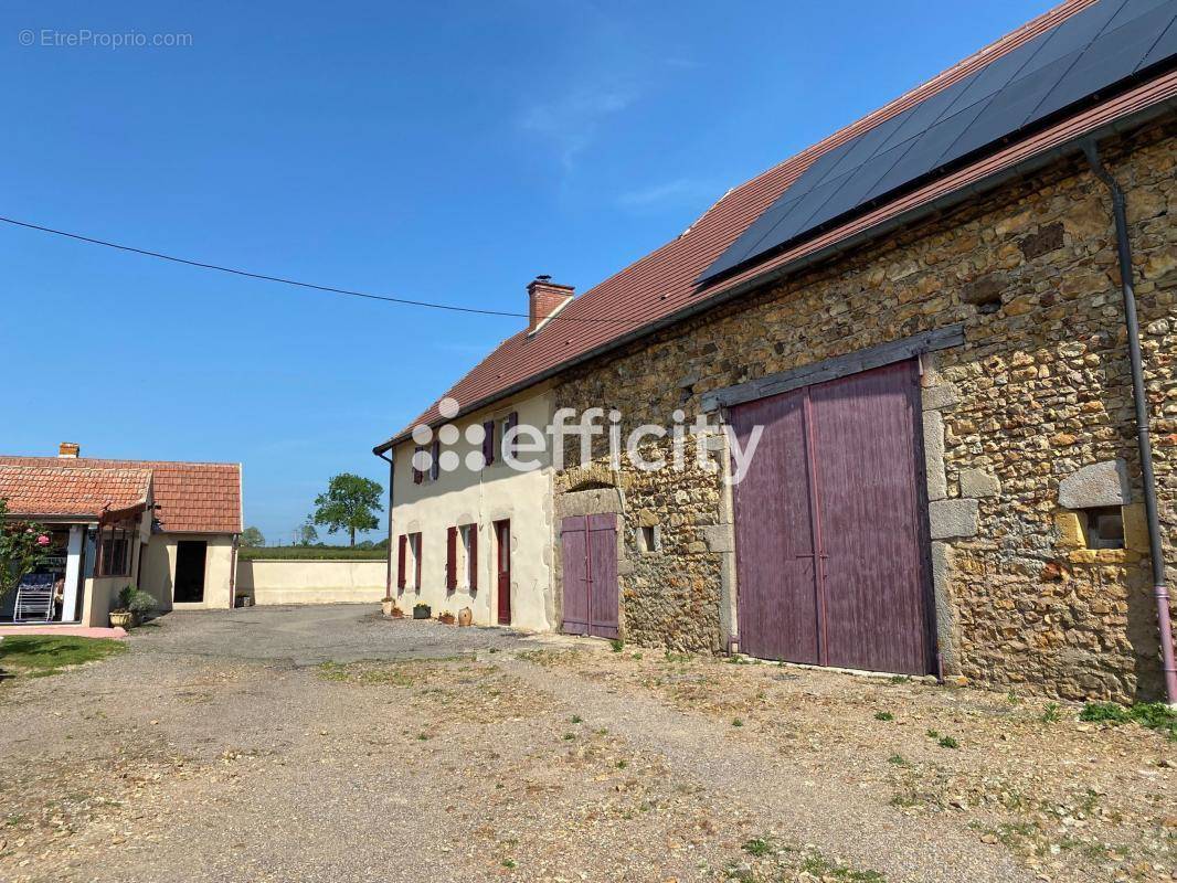 Maison à SAINT-CHRISTOPHE-EN-BRIONNAIS