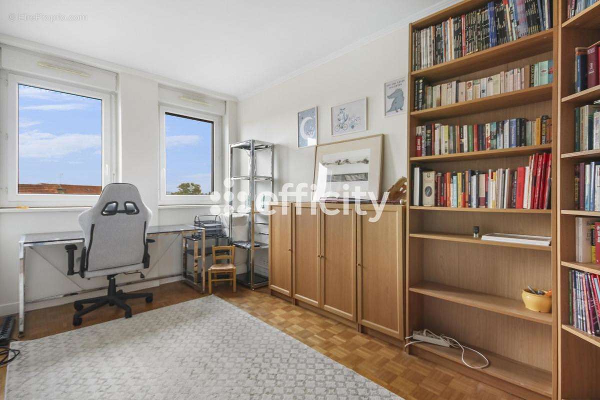 Appartement à COURBEVOIE