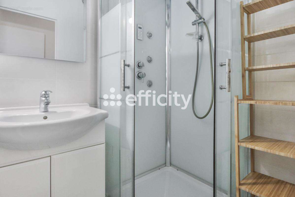 Appartement à COURBEVOIE