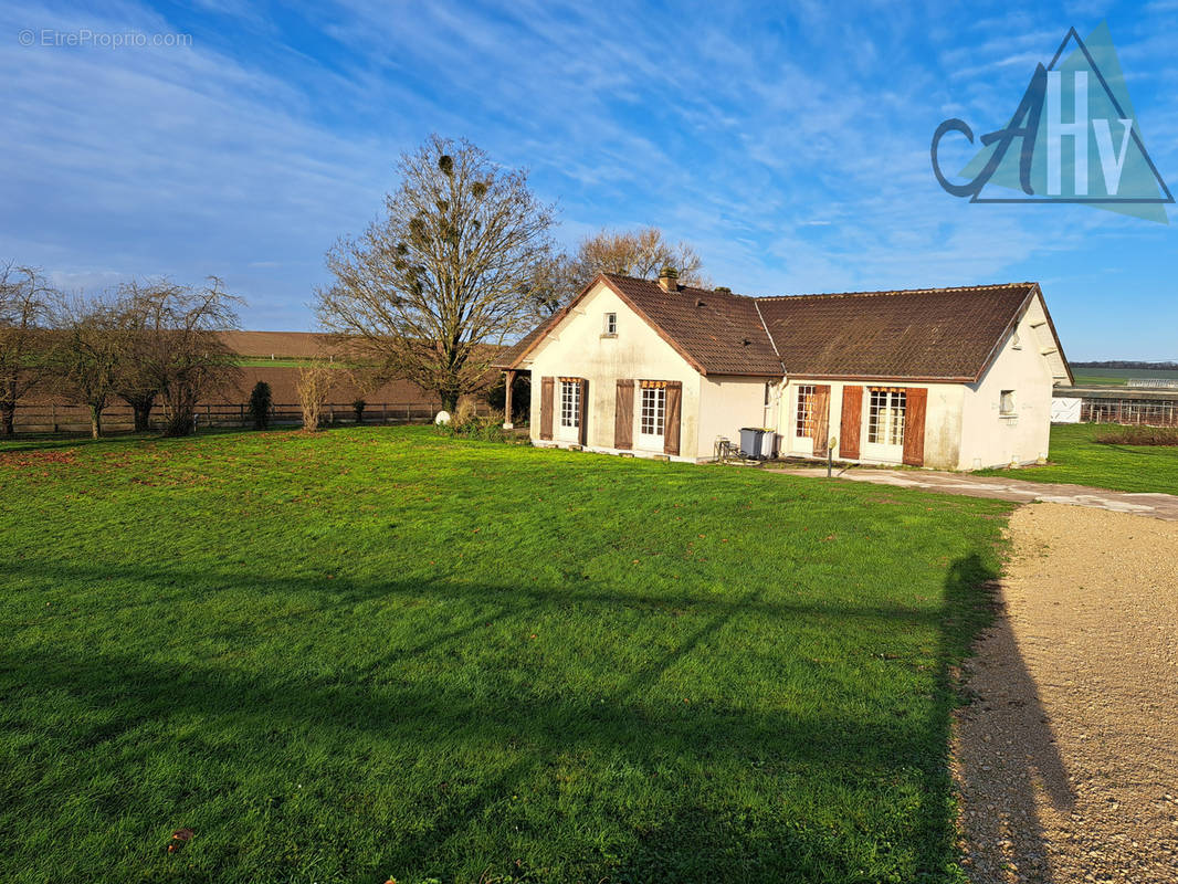 Maison à VILLENEUVE-L&#039;ARCHEVEQUE