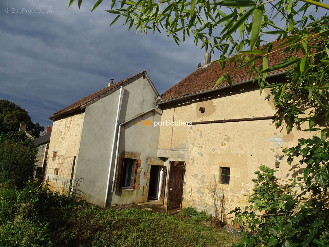 Maison à MONTLEVICQ