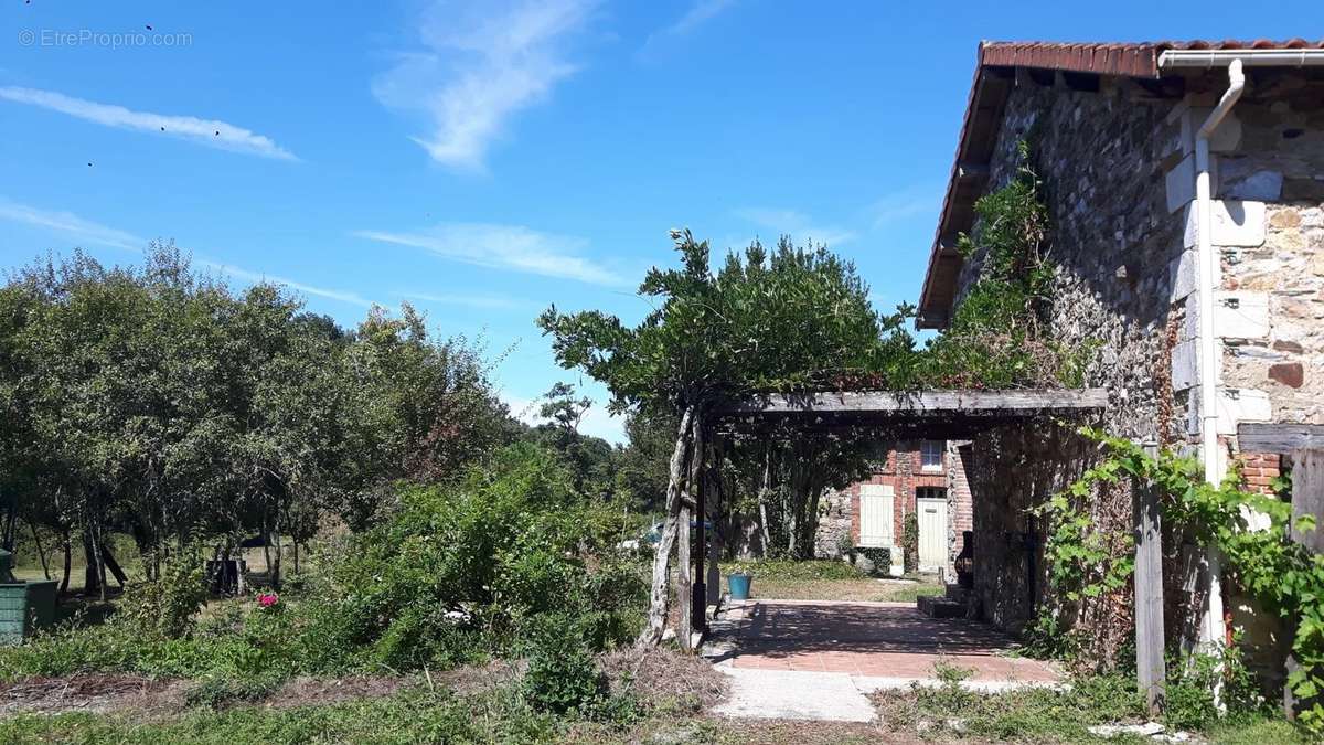 Maison à BUSSIERE-POITEVINE