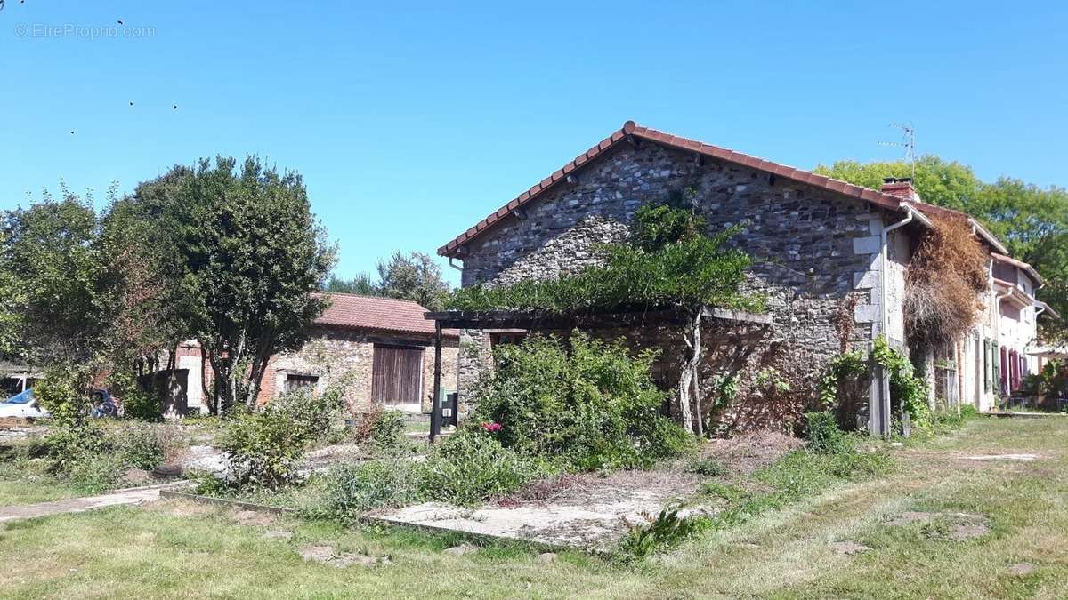 Maison à BUSSIERE-POITEVINE